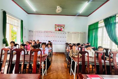 AGRIBANK EA SÚP BẮC ĐẮK LẮK TRAO TẶNG HỌC BỔNG CHO HỌC SINH TRƯỜNG TIỂU HỌC LÊ VĂN TÁM